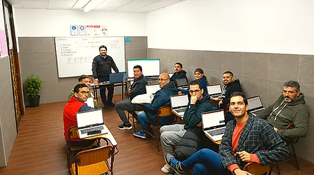 Capacitación de operarios con laptops