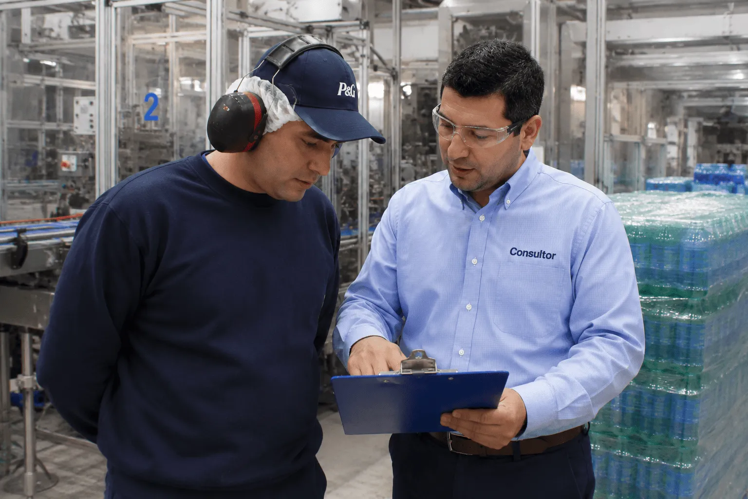 Consultor revisando indicadores en planta