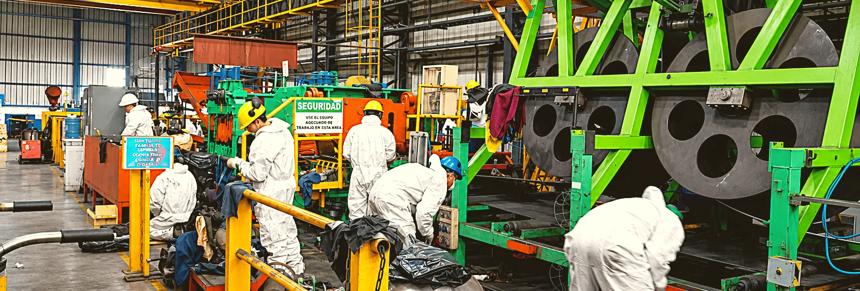 Planta industrial con operarios trabajando