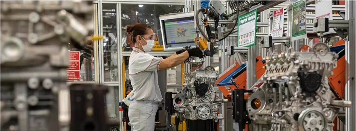 Operaria trabajando en línea de producción