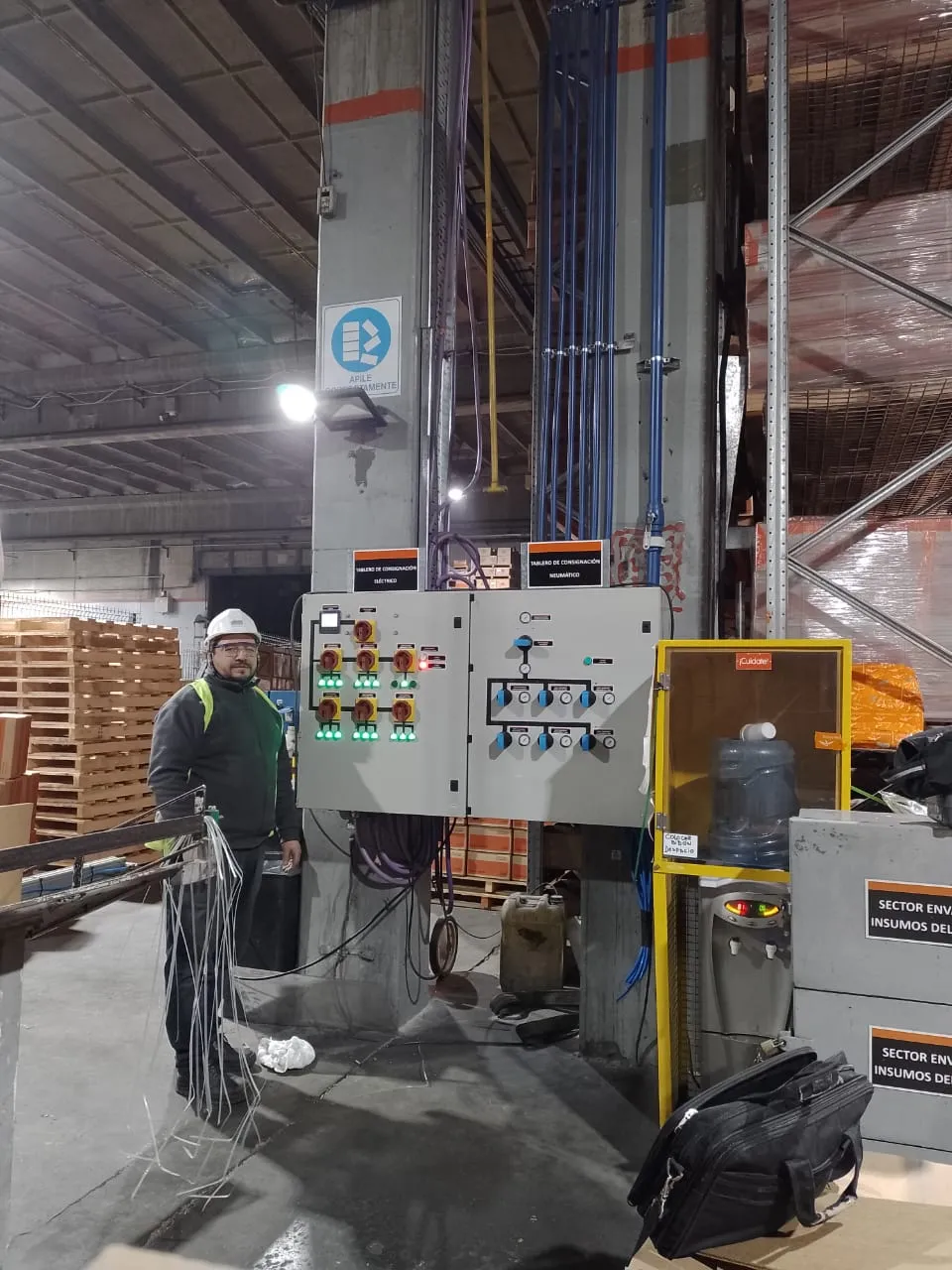 Operarios trabajando en planta metalúrgica